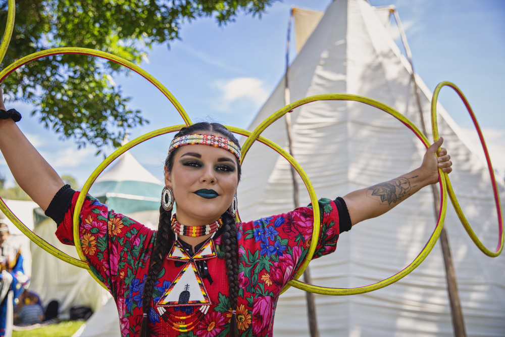 Cantante indígena que participa Edmonton Folk Music Festival